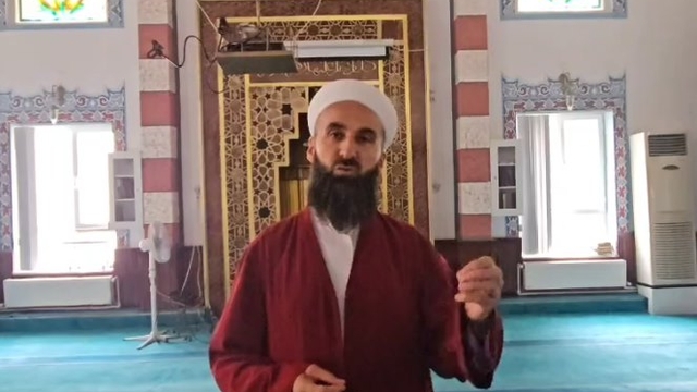 İmam, namaz sırasında mahfilden düşen çocuğu kurtardı