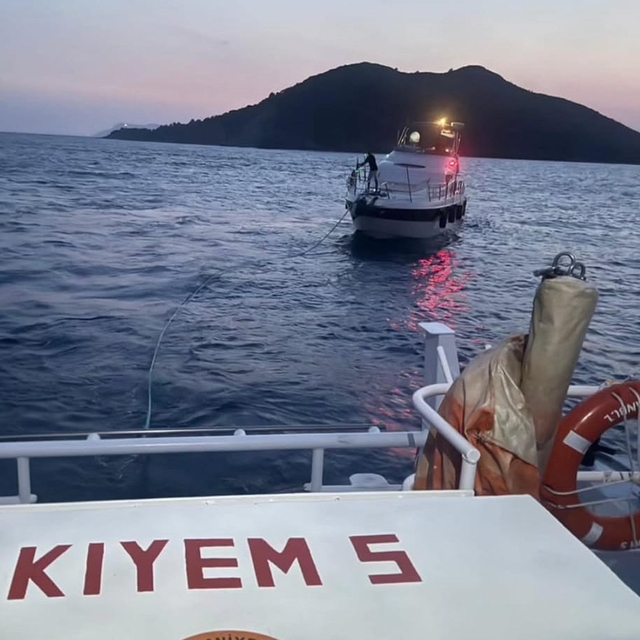 Fethiye açıklarında sürüklenen tekne kurtarıldı