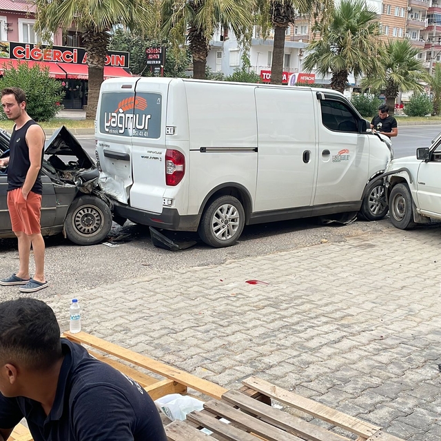 Mersin'de park halindeki panelvana çarpan otomobildeki 2 kişi yaralandı