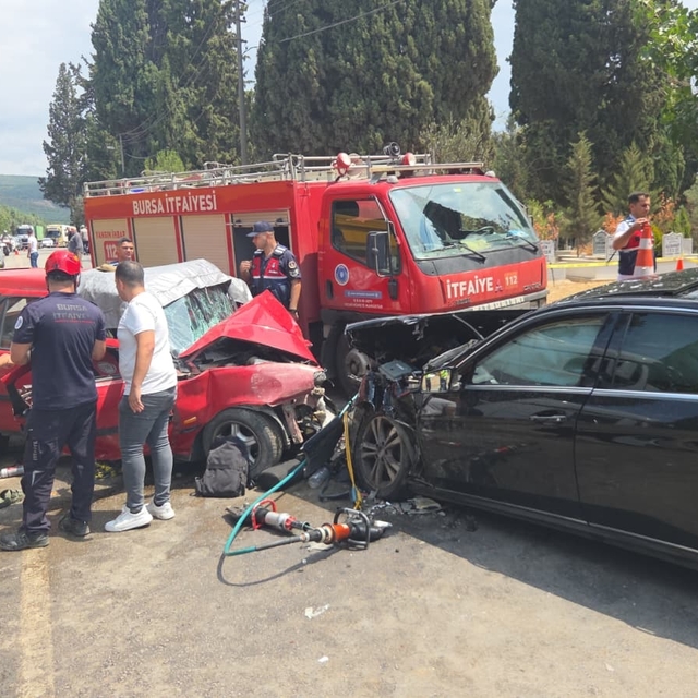 Önce duvara, sonra karşıdan gelen araca çarpan otomobilin sürücüsü öldü, 4...