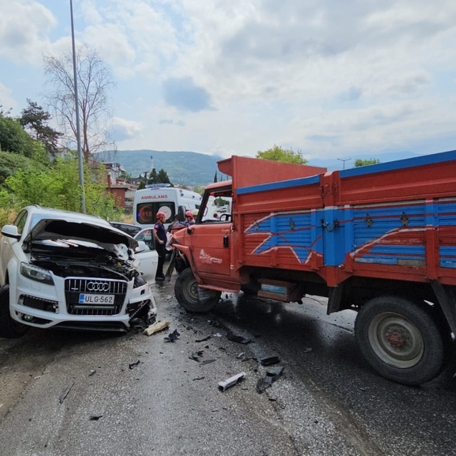 Sakarya'da kamyonet ile SUV tipi aracın çarpıştığı kazada 5 kişi yaralandı
