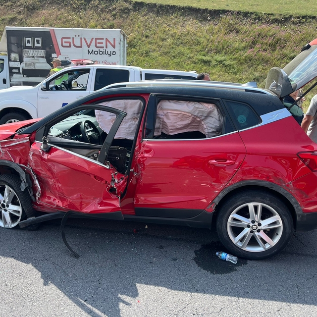 Ardahan'daki trafik kazasında 3 kişi yaralandı