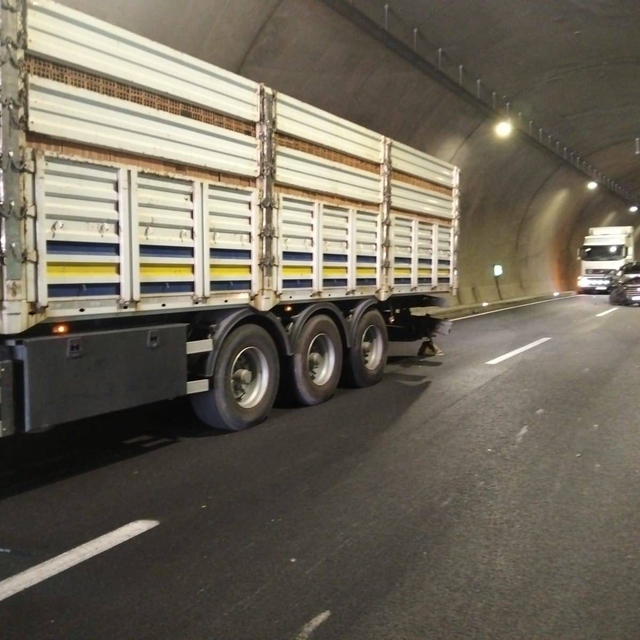 Hasankeyf Tüneli'nde pikabın tuğla yüklü tıra çarpma anı kamerada