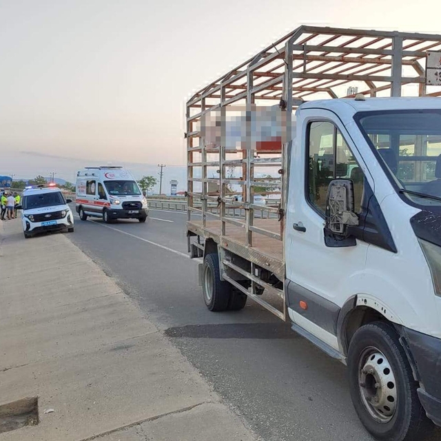 Yol kenarında koşarken kamyonetin aynası çarptı, yaralandı