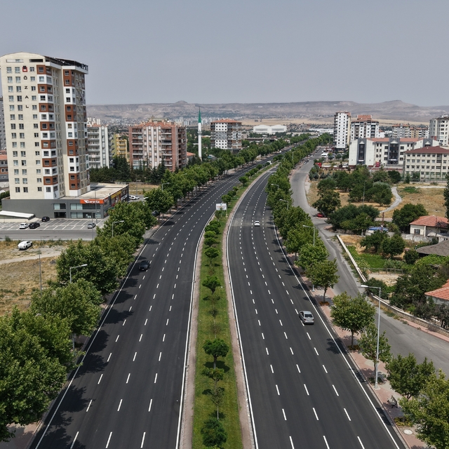 Kayseri Büyükşehir Belediyesi, Mustafa Kemal Paşa Bulvarı'ndaki asfalt çalı...