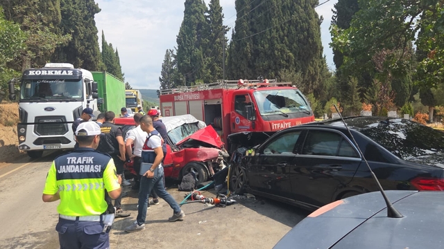 Bursa'da 2 otomobil çarpıştı, 1 kişi öldü, 7 kişi yaralandı