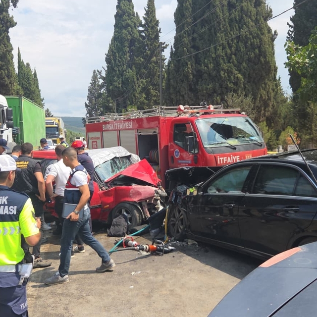 Bursa'da 2 otomobil çarpıştı, 1 kişi öldü, 7 kişi yaralandı