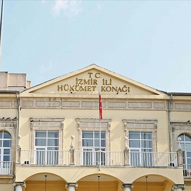 Çeşme'de 7 kişinin yaralandığı kavga masayla ilgilenilmediği için çıkmış (2...