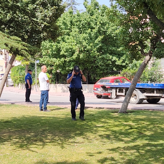 Ehliyetsiz sürücü kaçtı, otomobili durdurmak isteyen polis yaralandı