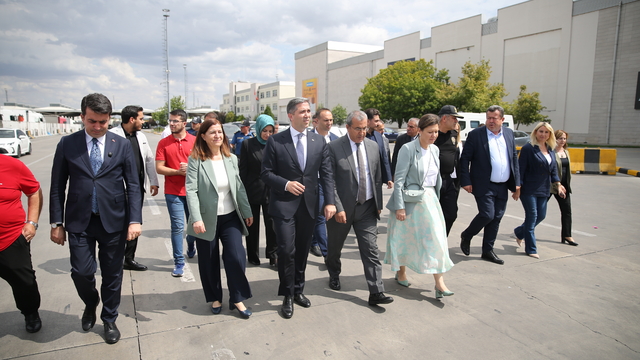 AK Parti Genel Başkan Yardımcısı Sırakaya, Kapıkule'de gurbetçilerle bir araya geldi: