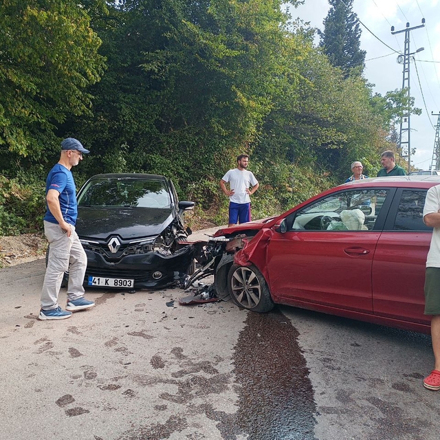 Kocaeli'de çarpışan iki otomobildeki 5 kişi yaralandı
