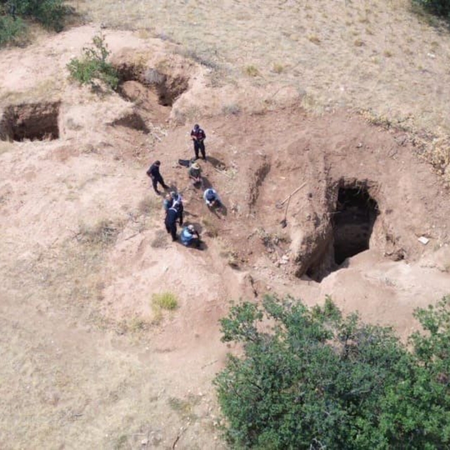 Kaçak kazı yapan 4 kişi fotokapana yakalandı; jandarmanın operasyonu dron k...