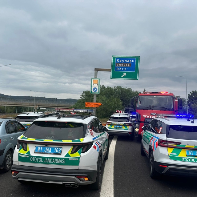 Düzce'de VIP minibüs bariyere çarptı; 7 yaralı