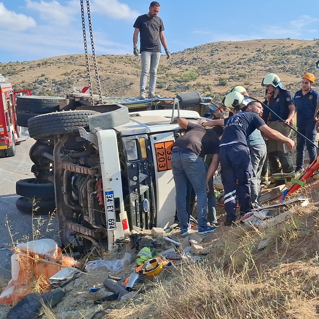 Beypazarı'nda devrilen kamyonun sürücüsü yaralandı