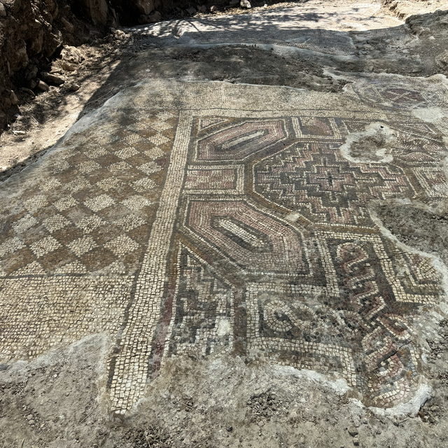 Mezar kazarken bulunan mozaikte içinde haç motifi bulunan "Davud Yıldızı" s...