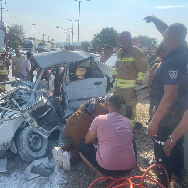 Manisa'da yolcu otobüsü ile otomobil çarpıştı; karı- koca öldü, 1 yaralı