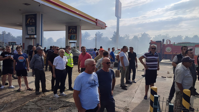 Keşan'da anız yangını; akaryakıt istasyonu ve ormana sıçramadan söndürüldü