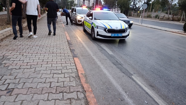 Adana'da refüje ve aydınlatma direğine çarpan motosikletin sürücüsü öldü
