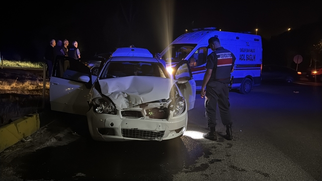 Bolu'da çarpışan iki otomobildeki 4 kişi yaralandı