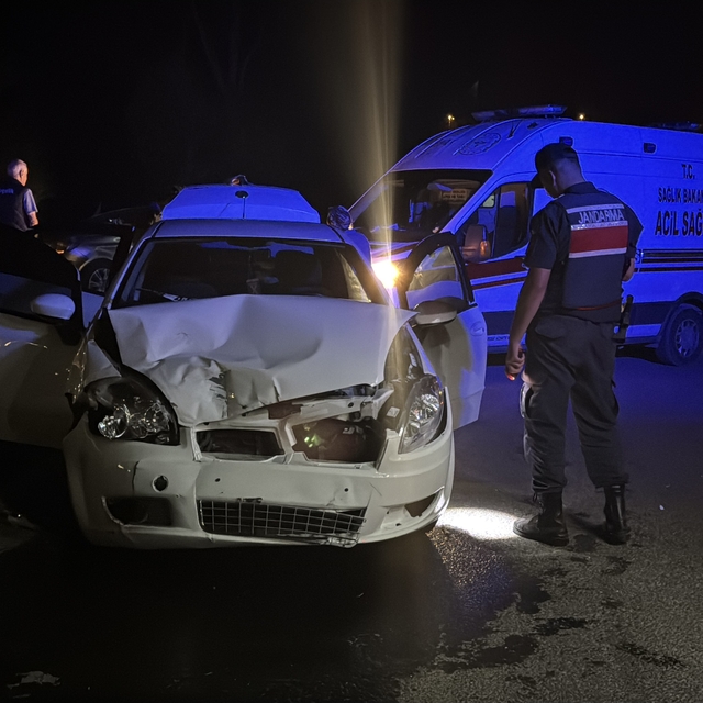 Bolu'da çarpışan iki otomobildeki 4 kişi yaralandı