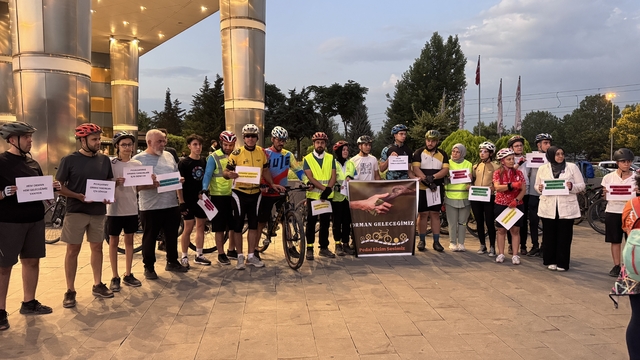 Kadınlar orman yangınlarına dikkati çekmek için pedal çevirdi