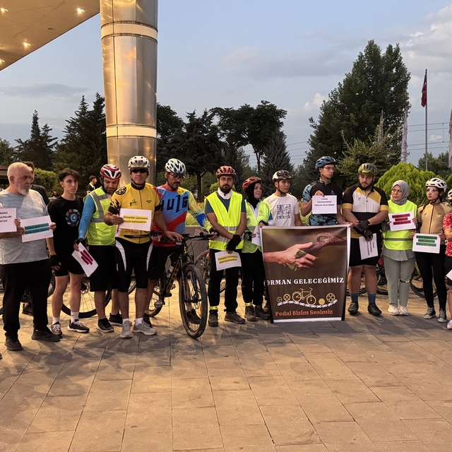 Kadınlar orman yangınlarına dikkati çekmek için pedal çevirdi