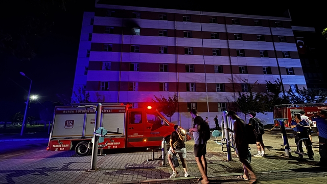 Bursa'da erkek öğrenci yurdunun odasında çıkan yangın söndürüldü