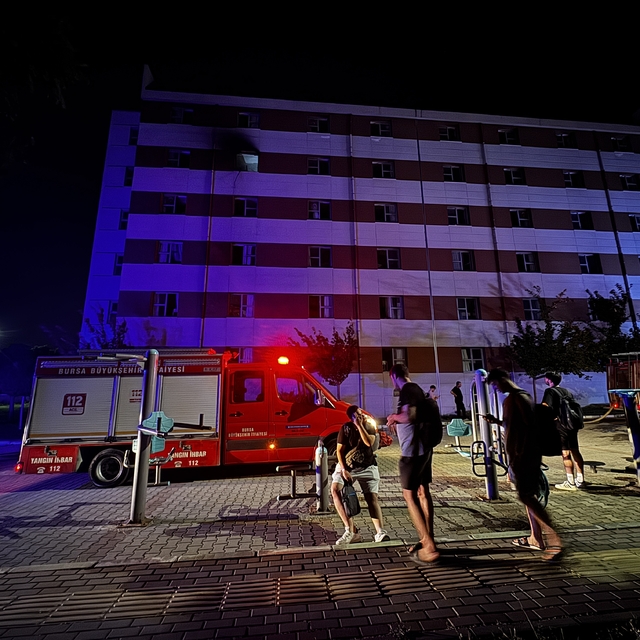 Bursa'da erkek öğrenci yurdunun odasında çıkan yangın söndürüldü