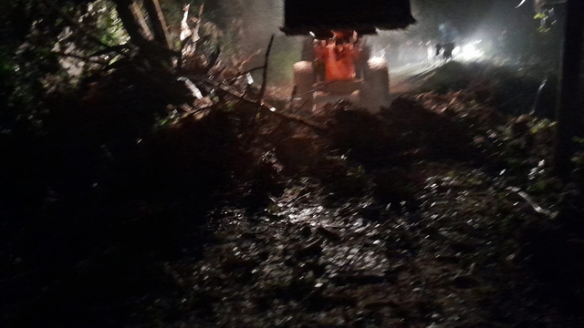 Rize'de heyelan; kapanan yol ulaşıma açıldı