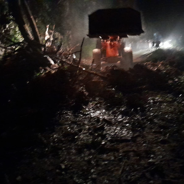 Rize'de heyelan; kapanan yol ulaşıma açıldı