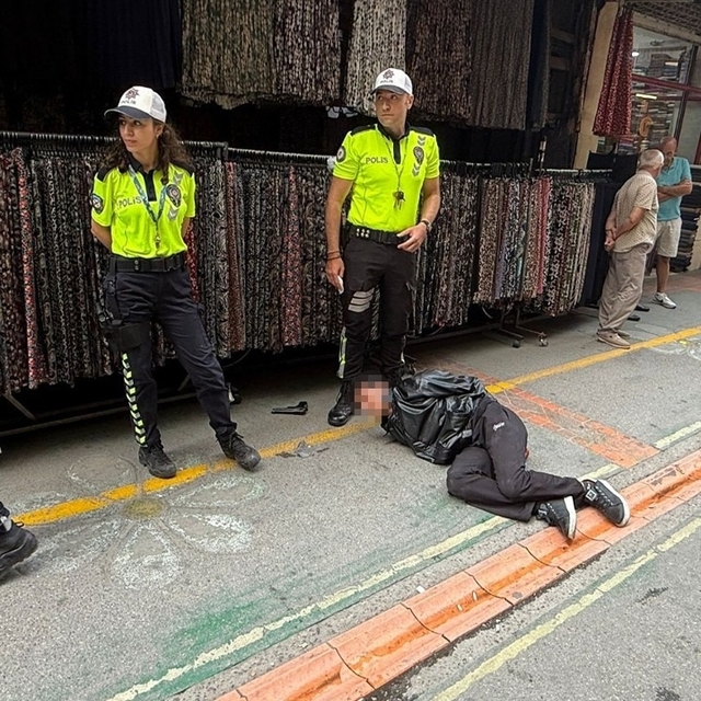 'Dur' ihtarına uymayan montlu şüphelinin üzerinden namluya mermi sürülmüş t...