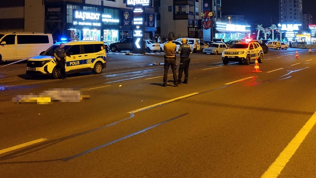 Hafif ticari aracın çarpıp, otomobilin ezdiği kadın öldü