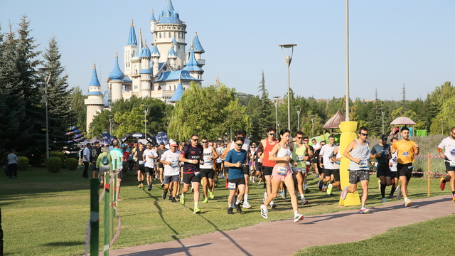 ETi Lifalif 6. Uluslararası Eskişehir Yarı Maratonu ve Spor Festivali başladı