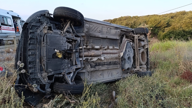 Balıkesir'de şarampole devrilen otomobildeki 2 kişi yaralandı