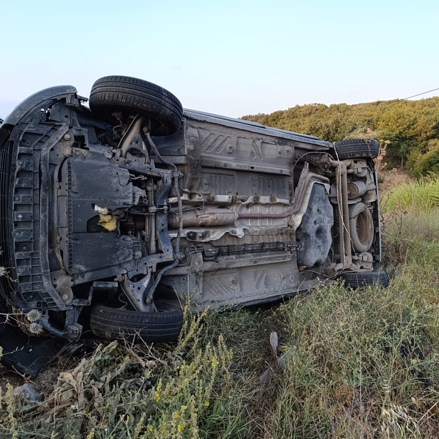 Balıkesir'de şarampole devrilen otomobildeki 2 kişi yaralandı