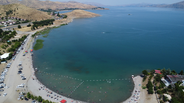 Hazar Gölü sahili kavurucu sıcaktan bunalanların adresi oluyor