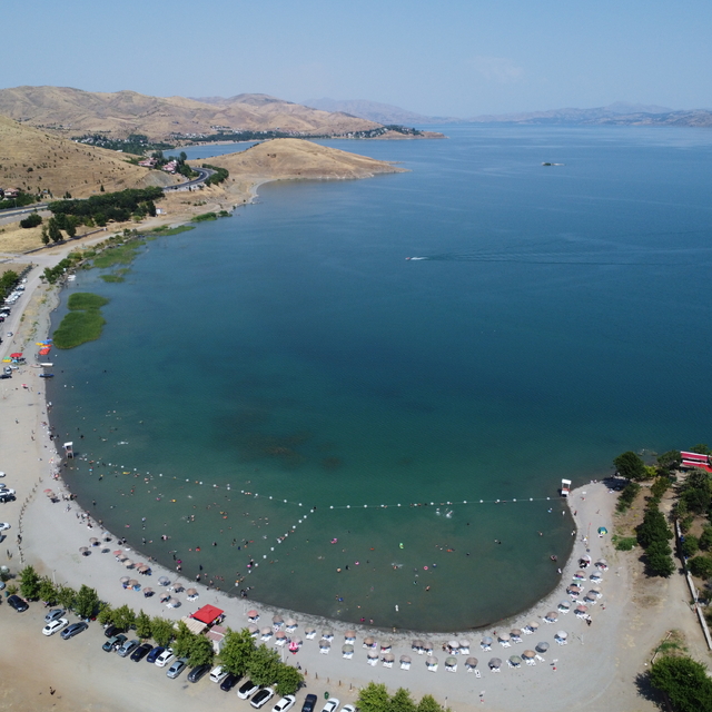 Hazar Gölü sahili kavurucu sıcaktan bunalanların adresi oluyor