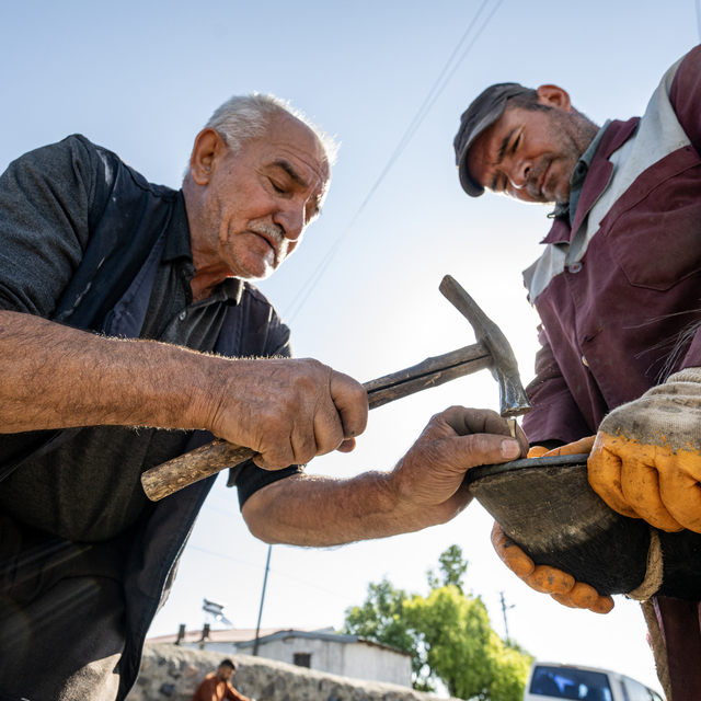 Nalbant aile, köyleri gezerek atları hasada hazırlıyor