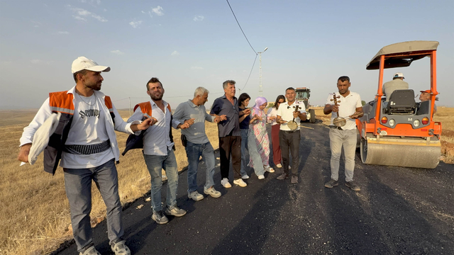 Midyat'ta 50 yıl sonra mahallelerine dönen Yezidiler, asfalt sevincini halayla kutladı