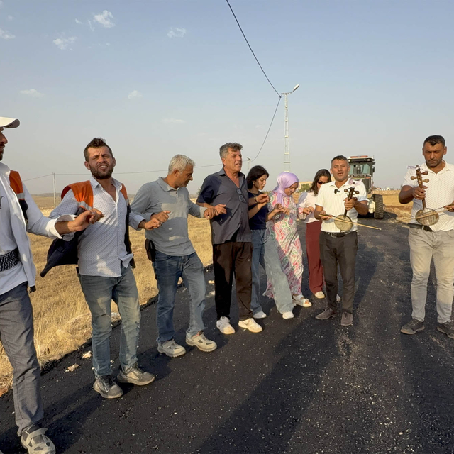 Midyat'ta 50 yıl sonra mahallelerine dönen Yezidiler, asfalt sevincini hala...