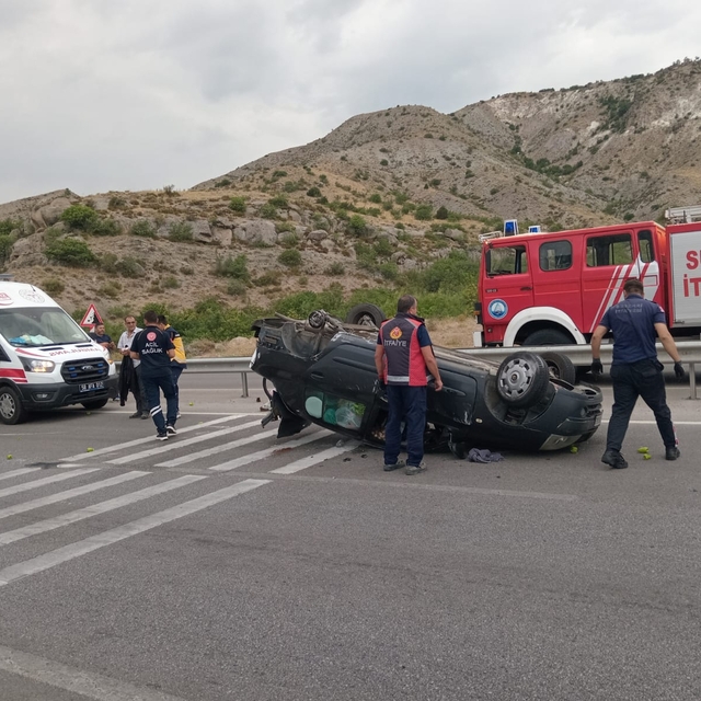 Sivas'ta devrilen otomobilin sürücüsü yaralandı