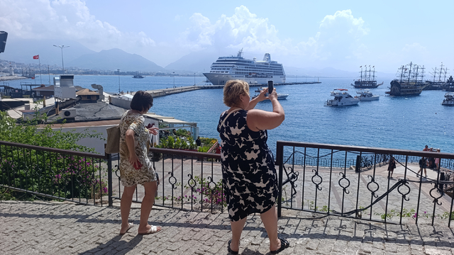 Alanya'ya "Nautica" isimli kruvaziyerle 602 yolcu geldi