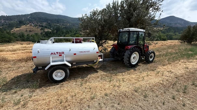 Bolu'da tarlada çalışan biçerdöverlere su tankerleri eşlik ediyor