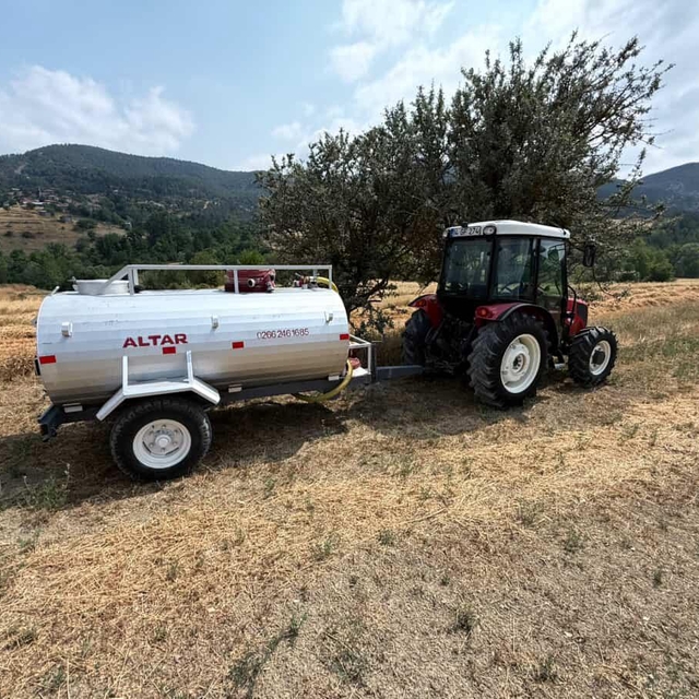 Bolu'da tarlada çalışan biçerdöverlere su tankerleri eşlik ediyor