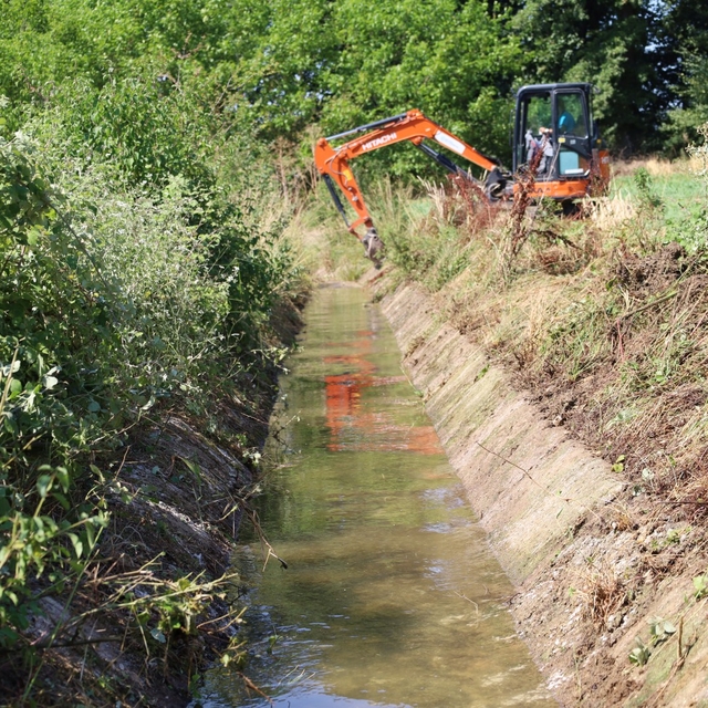 Kocaeli'de tarım arazilerini sulayan kanallar temizleniyor