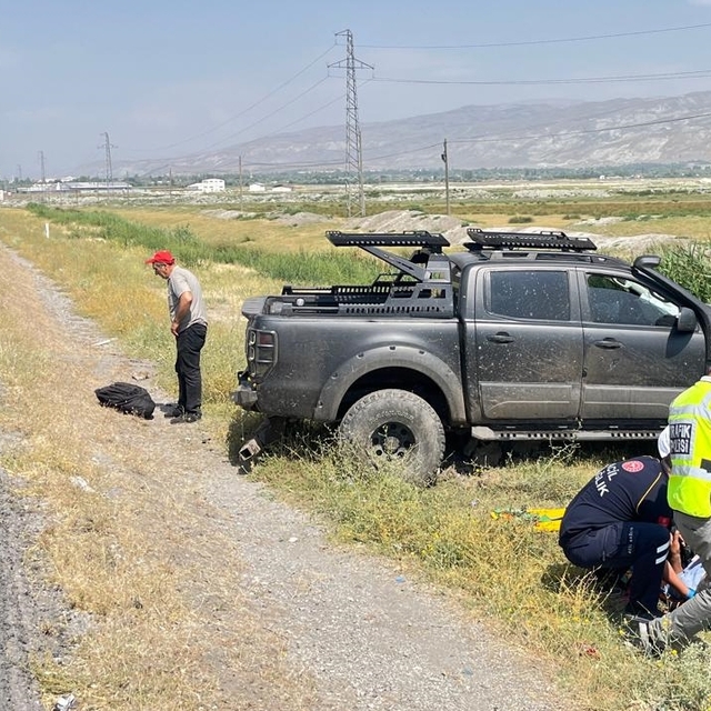 Erzincan'da devrilen kamyonetteki 3 kişi yaralandı