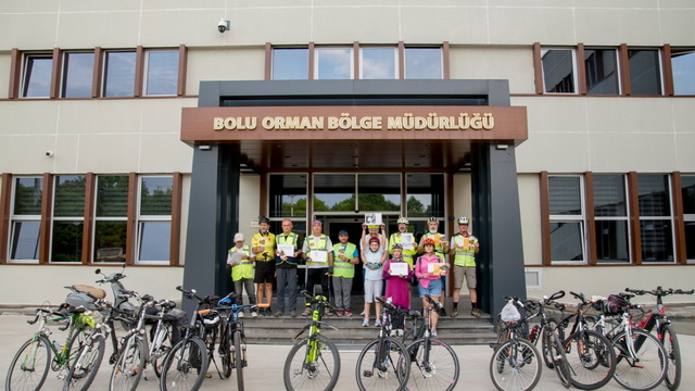 Bolu'da bisikletseverler orman yangınlarına dikkat çekmek için pedal çevirdi