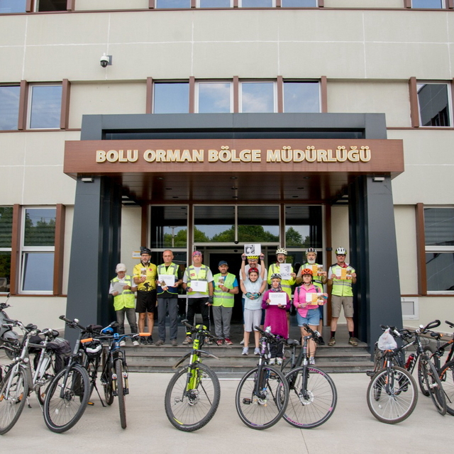 Bolu'da bisikletseverler orman yangınlarına dikkat çekmek için pedal çevird...