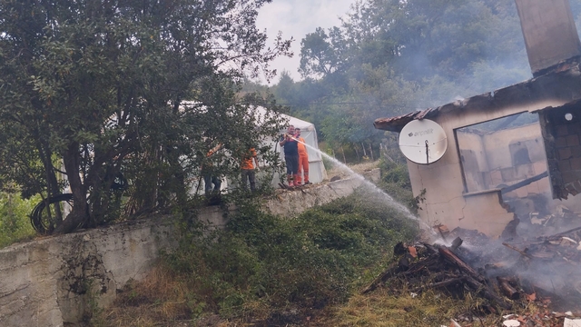 Gerze'de müstaki evde çıkan yangın söndürüldü