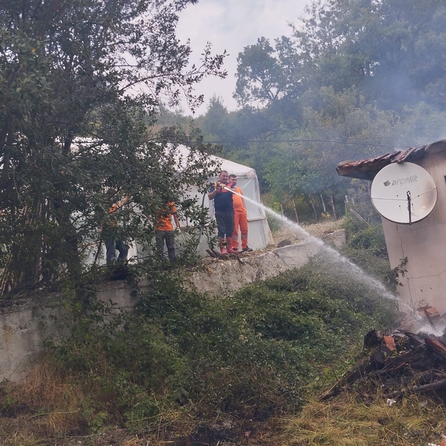 Gerze'de müstaki evde çıkan yangın söndürüldü